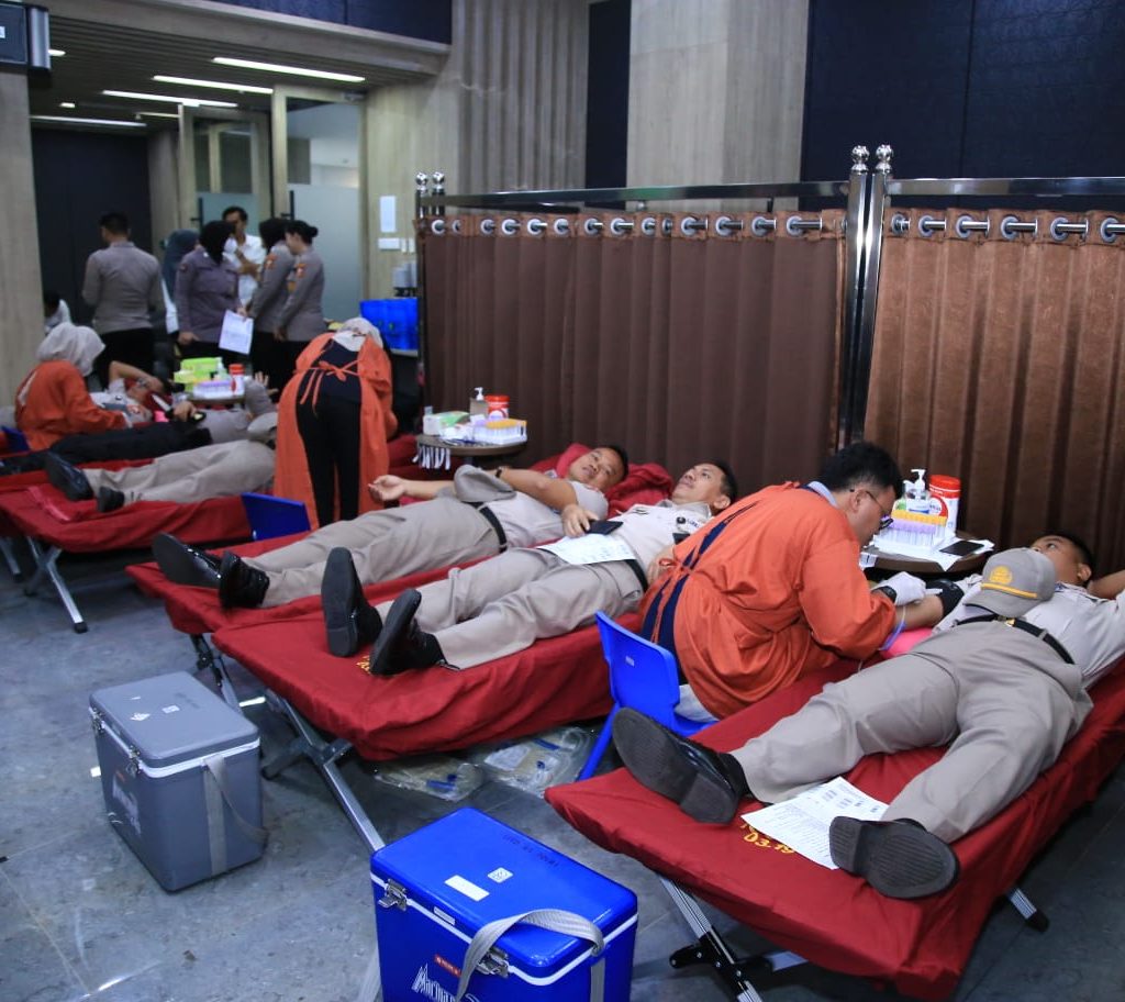 Peringatan hari humas polri ke 74 polres Karanganyar peringati dengan selenggarakan donor darah. (Portalljateng/Hds)