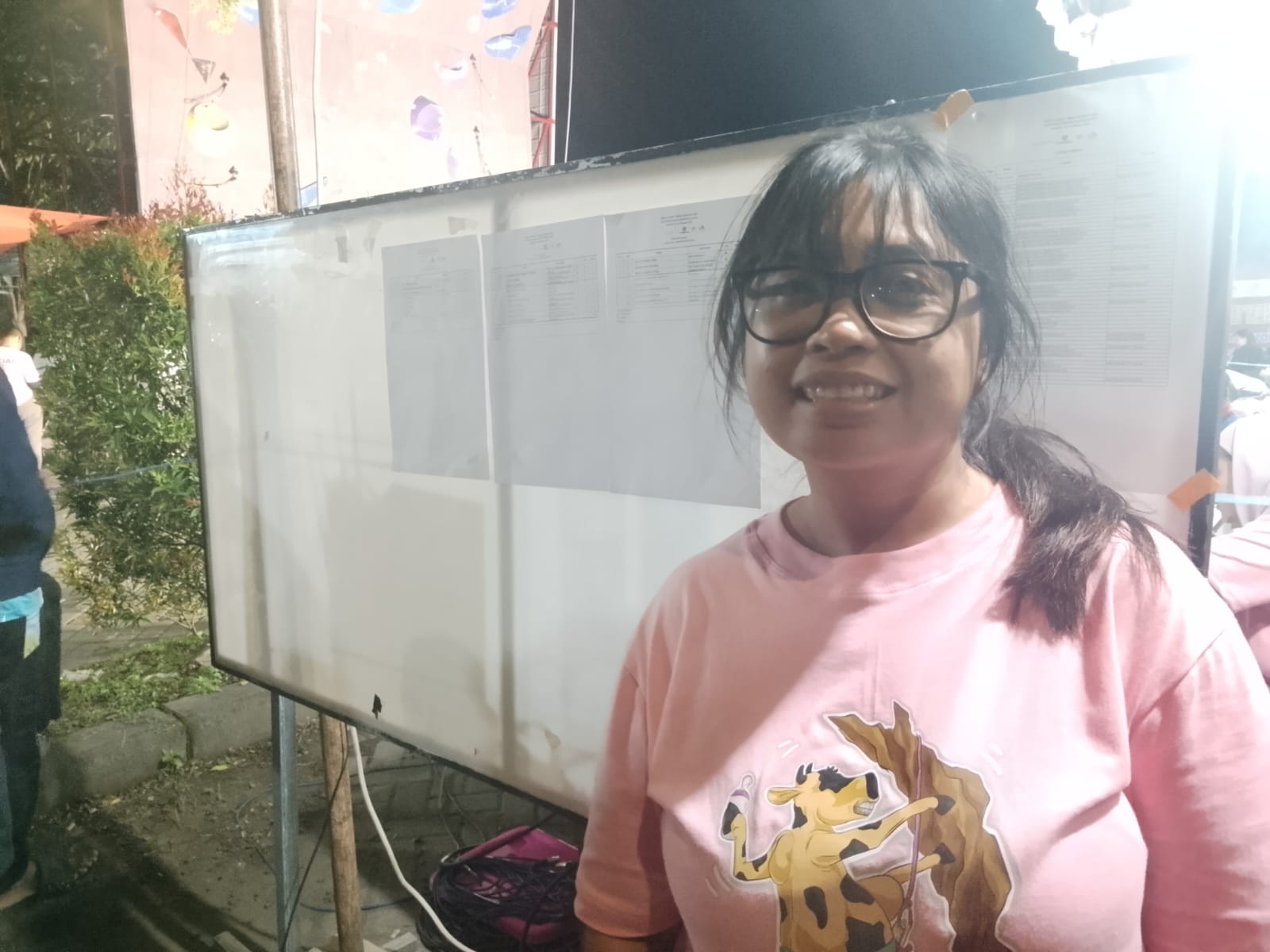 Foto: Presiden Jury SPT Soloraya Enzianata setelah usai umumkan pemenang di depan papan pengumuman (Portalljateng/Hds)