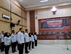 Foto : Ketua Umum FPTI Jawa Tengah Abdul Hamid membacakan sumpah janji pengurus baru FPTI Kabupaten Semarang periode 2025 - 2029.(Poetalljateng/Hds)