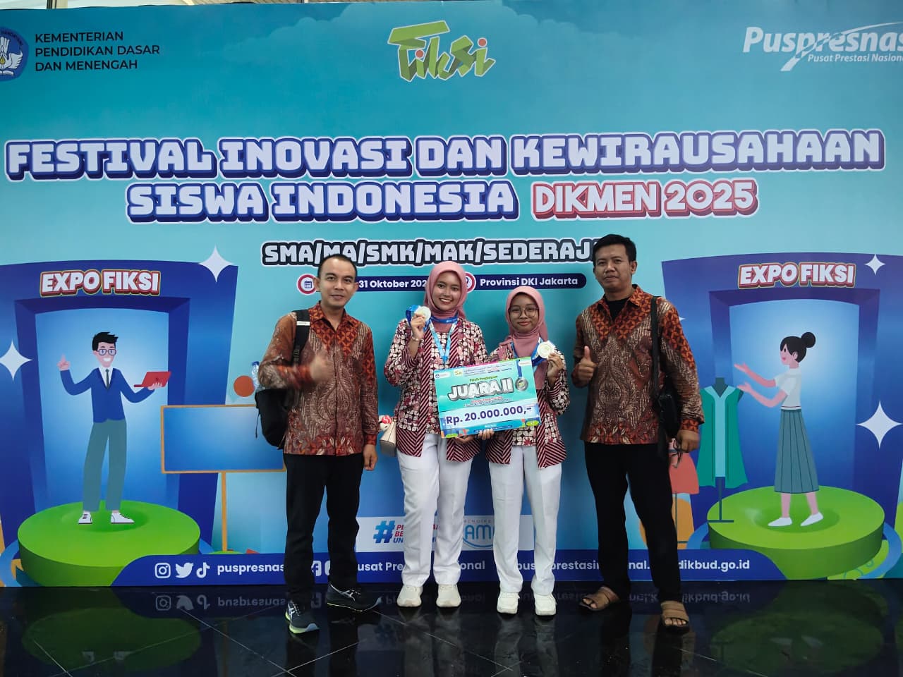 MAN 2 Kudus. Dua siswi berbakat, Naila Kirania Maulidia (XII.7) dan Kitana Aisya Az-Zahra (XII.1) berhasil meraih Juara 2 kategori Seni Rupa dan Desain dalam ajang bergengsi Festival Inovasi dan Kewirausahaan Siswa Indonesia (FIKSI) 2025.