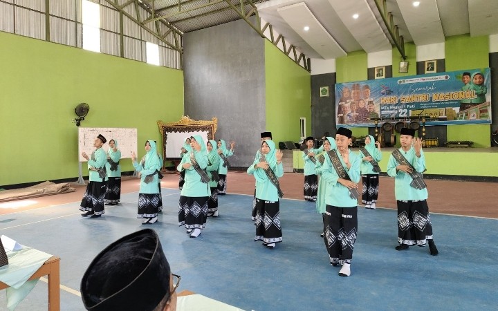 Tari Javen Meriahkan Acara Hari Santri Nasional 2025 di MTsN 1 Pati (Portalljateng/MTsN 1 Pati).