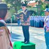 Foto: Upacara memperingati Hari Sumpah Pemuda, Kepala MAN 2 Kudus, Ali Musyafak apresiasi siswa berprestasi.(Portallajteng/MAN 2 Kudus)