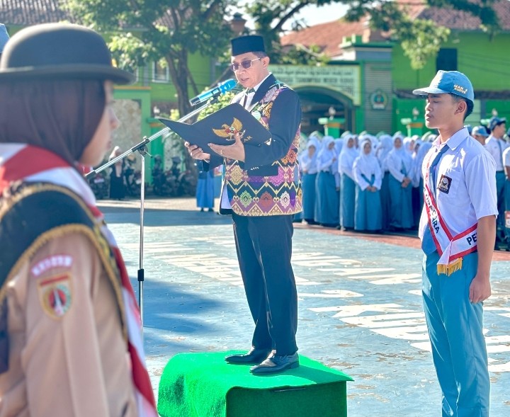Foto: Upacara memperingati Hari Sumpah Pemuda, Kepala MAN 2 Kudus, Ali Musyafak apresiasi siswa berprestasi.(Portallajteng/MAN 2 Kudus)