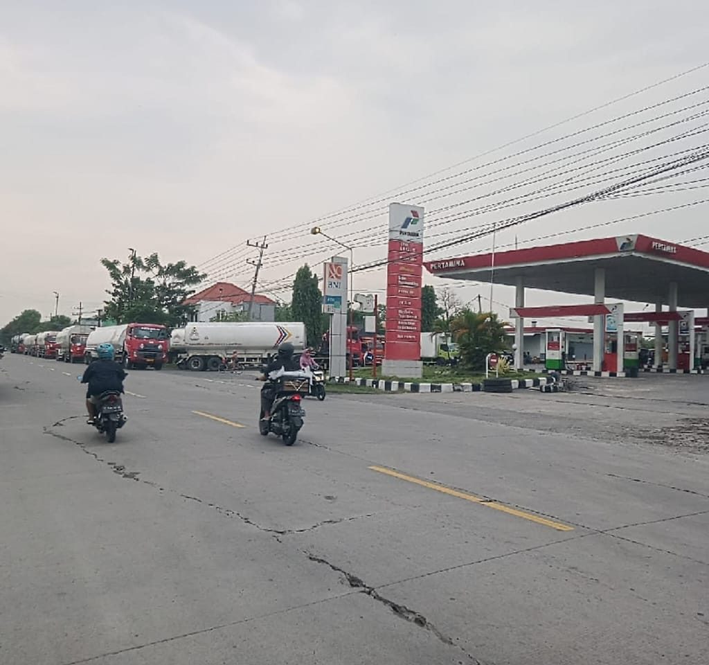 MENGUAK KEBOCORAN: Pertamina Patra Niaga Diduga Abai, Truk Besar Bebas Pesta Solar Subsidi di Bojonegoro