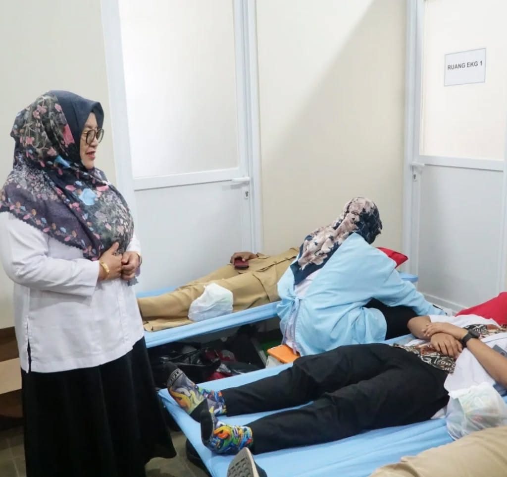 Ketua PMI Pati Atik Kusdarwati pantau kegiatan donor darah RSUD RAA Soewondo.