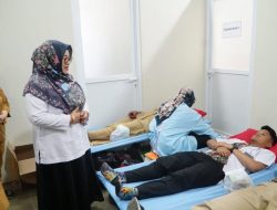Ketua PMI Pati Atik Kusdarwati pantau kegiatan donor darah RSUD RAA Soewondo.