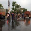 Foto: Tumpahan bahan bakar jenis solar di kawasan Alun-Alun Kembang Joyo, Pati dibersihkan tim gabungan. (Portalljateng/Yn)