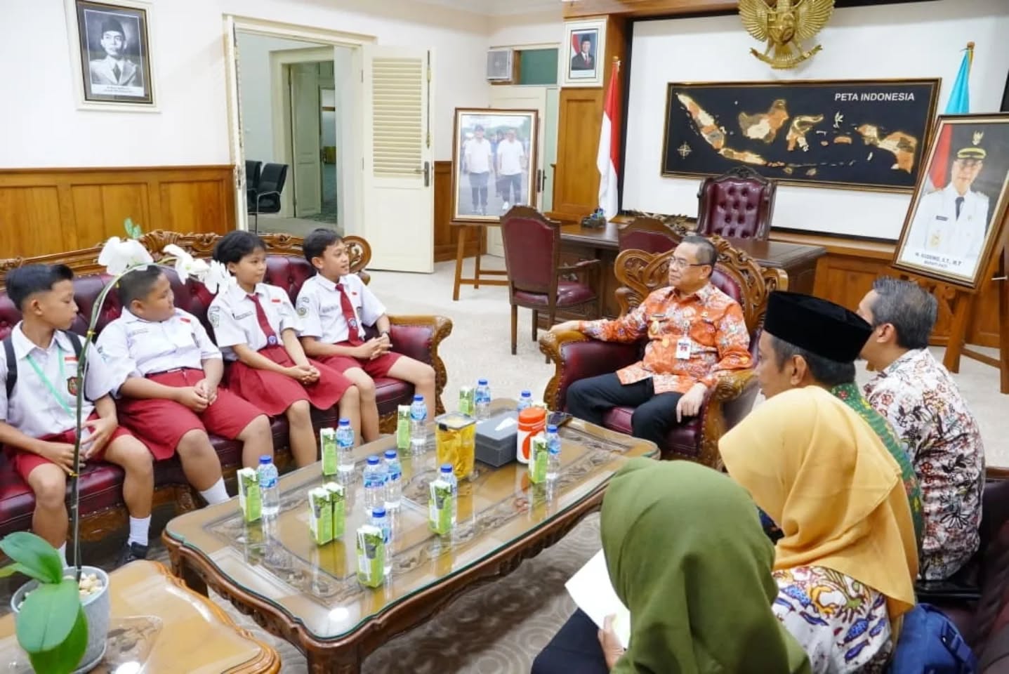 Foto: Bupati Pati Sudewo, secara langsung menerima audensi tujuh siswa SD berprestasi di ruang kerja.(Portalljateng/Hil) ‎