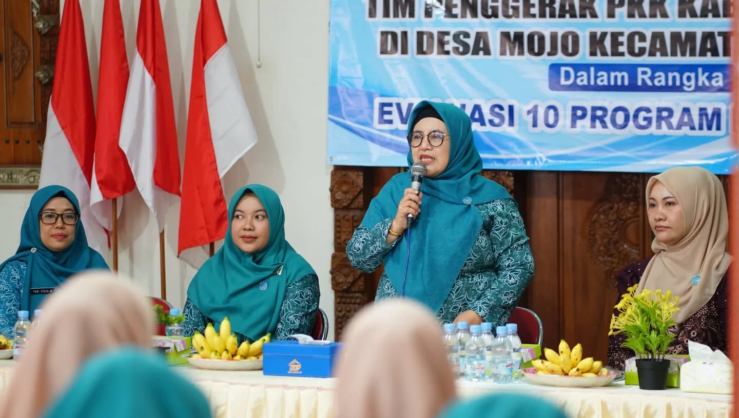 Foto: Ketua Tim Penggerak (TP) PKK Kabupaten Pati, Atik Kusdarwati Sudewo Motivasi Kader di Cluwak.(Portalljateng/Hil)
