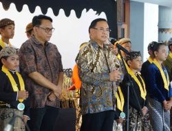 Foto: Bupati Pati Sudewo, didampingi Wakil Bupati Risma Ardhi Chandra pertunjukan 20 dalang cilik, dalam rangka memperingati Hari Wayang Dunia.(Portalljateng/Hil)