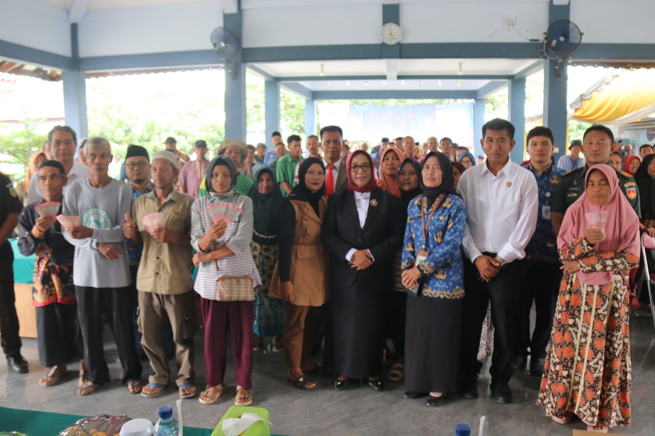Foto: Bupati Blora Hj. Sri Setyorini, penyerahan BLT Dana Bagi Hasil Cukai Hasil Tembakau kepada penerima manfaat.(Portalljateng/Hil)