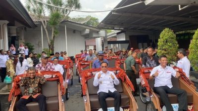 Foto: Bupati Pati H.Sudewo, simbolis menyerahkan bantuan 60 unit sepeda motor listrik di kantor bupati.(Portalljateng/Bdrn)