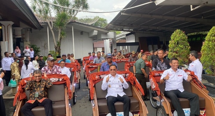 Foto: Bupati Pati H.Sudewo, simbolis menyerahkan bantuan 60 unit sepeda motor listrik di kantor bupati.(Portalljateng/Bdrn)