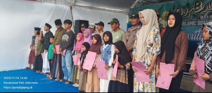 Foto: Kepala MTsN 1 Pati Wahyu Hidayat dan Kakanmenag Pati Ahmad Syaiku menyerahkan santunan kepada anak yatim piatu.(Portalljateng/Adm)