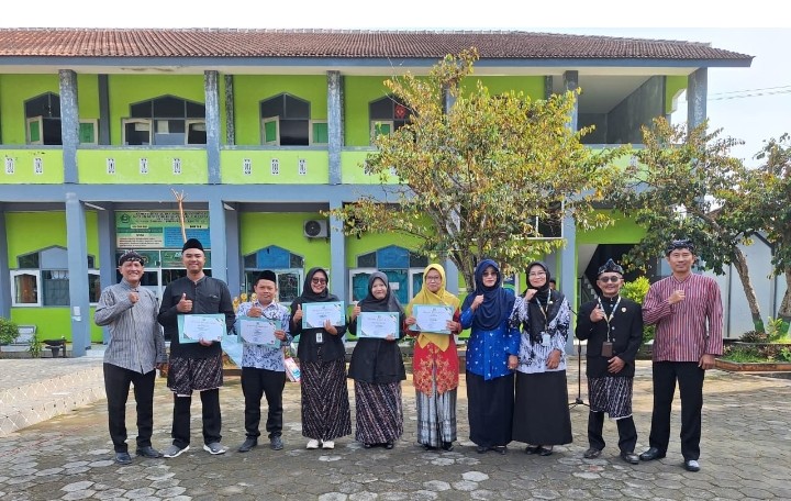 Foto: ‎Momen HGN 2025 juga dimanfaatkan oleh MTsN 1 Pati untuk memberikan apresiasi kepada civitas akademika.(Portalljateng/MTsN 1 Pati)