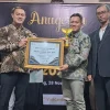 Foto: Kepala MTsN 1 Pati, Wahyu Hidayat, menerima penghargaan “Man & Woman of The Year 2025” dari Lembaga Masyarakat Peduli Pariwisata (LEMPPAR) dan Prestasi Bangsa di Front One Hotel and Resort Semarang.(Portalljateng/MTsN 1 Pati)