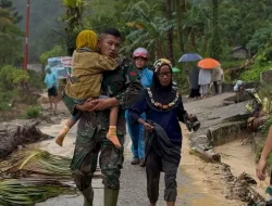 Serma Helmizon Evakuasi Ibu dan Anak yang Terjebak Banjir di Pauh, Padang