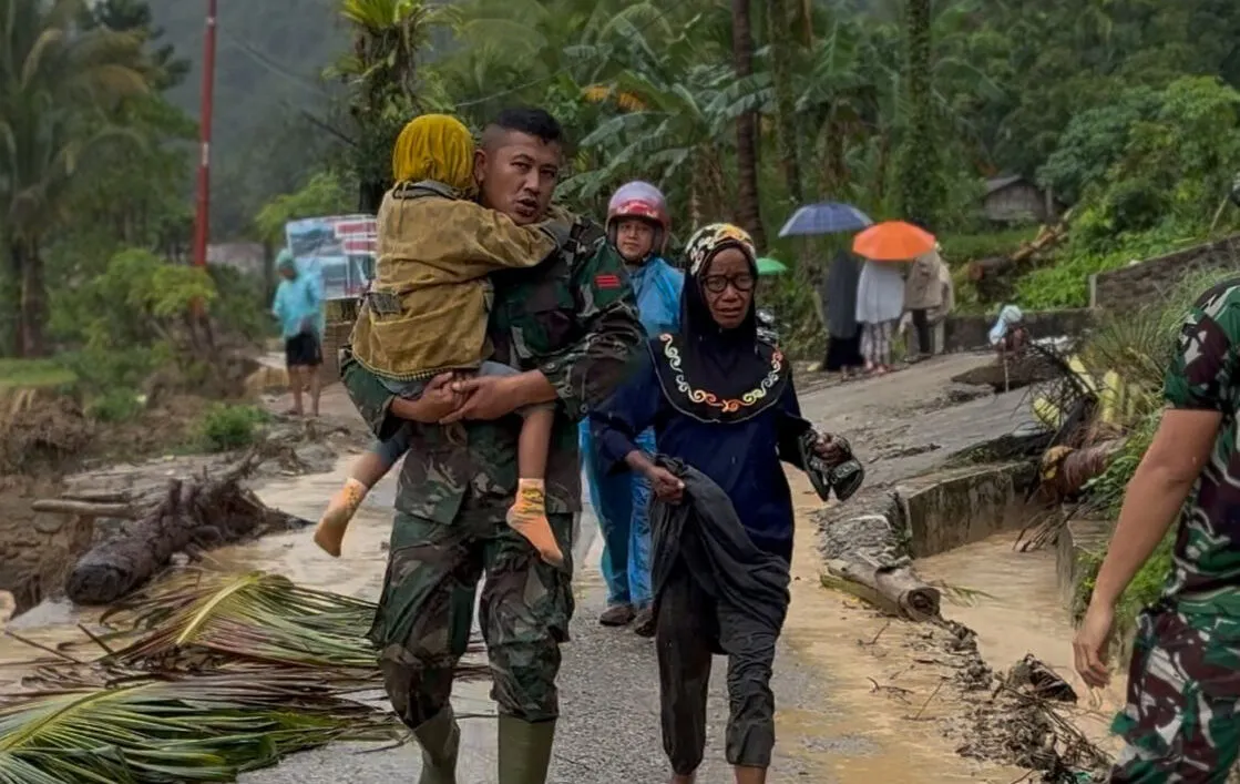 Serma Helmizon Evakuasi Ibu dan Anak yang Terjebak Banjir di Pauh, Padang