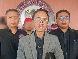 Foto: Ach Abdul Wahab, S.H., Drajat Ari Wibowo, S.H. dan Mahendra Eka Rinarto, S.H., dampingi tersangka bentrok di Desa Kuryokalangan Pati.(Portalljateng/Adm)