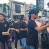 Foto: Yakuza Farm Pati membagikan makanan di Alun-alun Juwana, Pati.(Portalljateng/Adm)