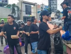 Foto: Yakuza Farm Pati membagikan makanan di Alun-alun Juwana, Pati.(Portalljateng/Adm)