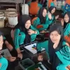 Foto: Siswa MTsN 2 Pati saat belajar praktek membatik di Wisata Batik Pati, Juwana.(Portalljateng/MTsN 2 Pati)