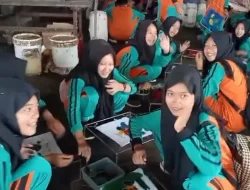 Foto: Siswa MTsN 2 Pati saat belajar praktek membatik di Wisata Batik Pati, Juwana.(Portalljateng/MTsN 2 Pati)