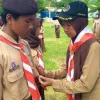 Foto: Pembina Pramuka MTsN 2 Pati, Undaryati, secara simbolis menyematkan tanda pelantikan Penggalang, Ramu, Rakit dan Terap.(Portalljateng/Adm)