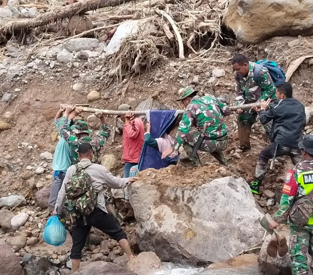 Evakuasi Pasangan Lansia, Satgas Penanggulangan Bencana Alam Terobos Wilayah Terisolir