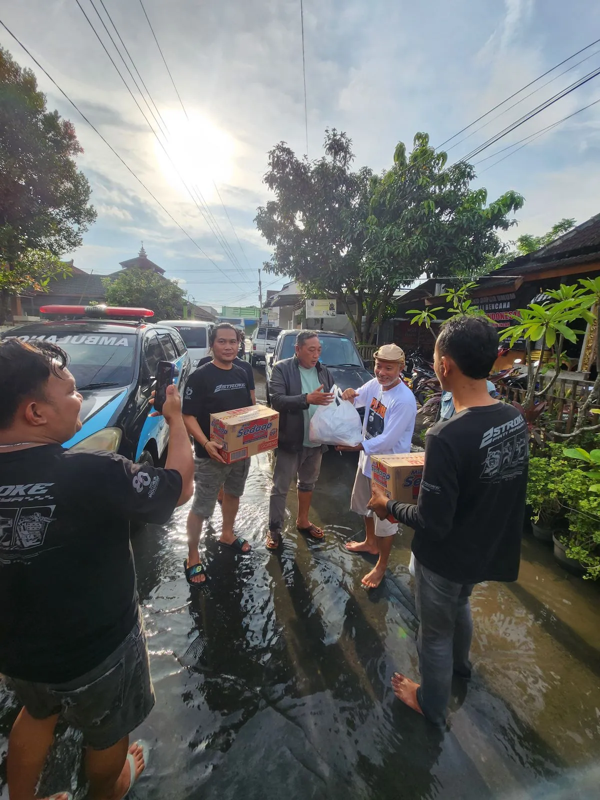 Foto: 2Stroke Pati Raya bergerak cepat menyalurkan bantuan kemanusiaan bagi warga terdampak banjir.(Portalljateng/Bdr)