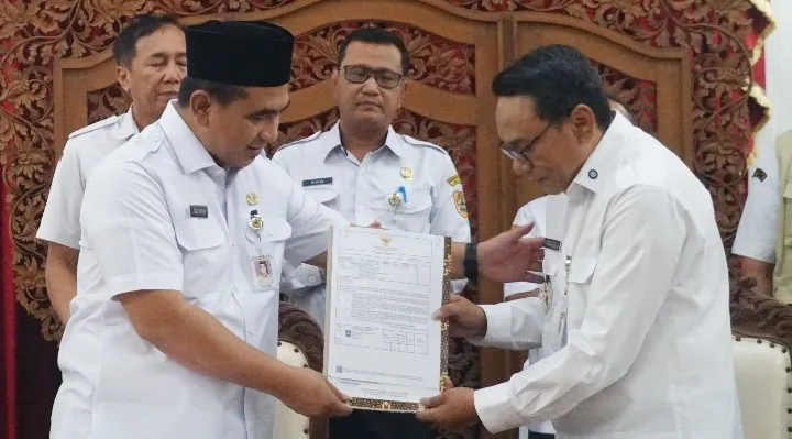 Foto: Wakil Bupati Pati, Risma Ardhi Chandra, resmi menerima surat tugas sebagai Pelaksana Tugas (Plt) Bupati Pati dari Pelaksana Harian (Plh) Gubernur Jawa Tengah, Taj Yasin Maimoen.(Portalljateng/Hms)