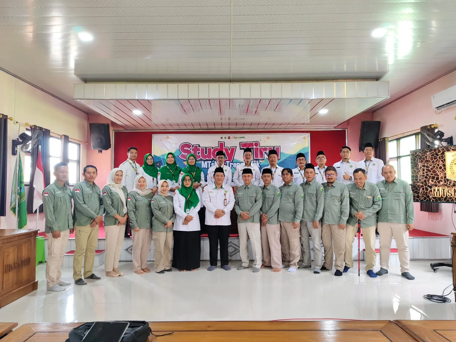 Foto: Kepala MTsN 1 Pati, Wahyu Hidayat bersama 13 orang pendidik dan tenaga kependidikan MTsN 3 Trenggalek.(Portalljateng/MTsN 1 Pati)