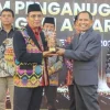 Foto: Kepala MAN 2 Kudus Ali Musyafak (kiri), terima penghargaan Abdi Nagari Award 2026, diserahkan lngsung Kepala Jawa Pos Radar Kudus, Baihaqi (kanan).(Portalljateng/Ali)