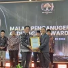 Foto: Kepala MTsN 1 Pati, Wahyu Hidayat menerima penghargaan bergengsi Abdi Nagari Awards 2026 (kiri), Baehaqi, Direktur Jawa Pos Radar Kudus. (Portalljateng/MTsN 1 Pati)