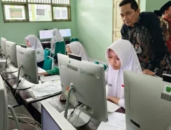 Foto: Kepala MAN 2 Kudus Ali Musyafak, memantau langsung pelaksanaan tes berbasis komputer (CBT) digelar pada 14–15 Februari 2026 secara transparan, akuntabel, dan terintegrasi dengan sistem nasional.(Portalljateng/MAN 2 Kudus)