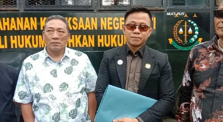 Foto: Kuasa hukum warga Desa Penambuhan, Bagas Pamenang N, S.H. dan Slamet Widodo, S.H.(Portalljateng/Admin)