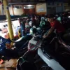 Foto: Afrizal Juru Parkir di Tradisi Dandangan Kudus, merapikan kendaraan di lokasi parkiran, Jalan KH Wahid Hasyim.(Portalljateng/Adm)