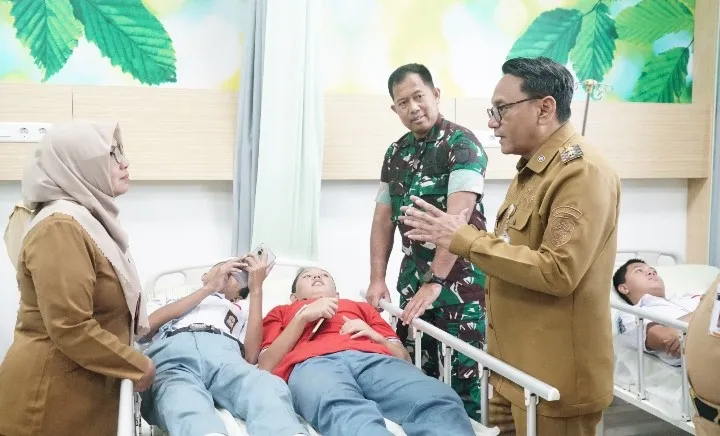 Foto: Plt. Bupati Pati, Risma Ardhi Chandra, meninjau langsung siswa SMK Negeri 4 Pati yang mengalami dugaan keracunan Makanan Bergizi Gratis (MBG).(Portalljateng/Hms)