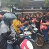 Foto: Yakuza Farm berbagi takjil di Simpang Lima Alun-alun Pati.(Portalljateng/Adm)