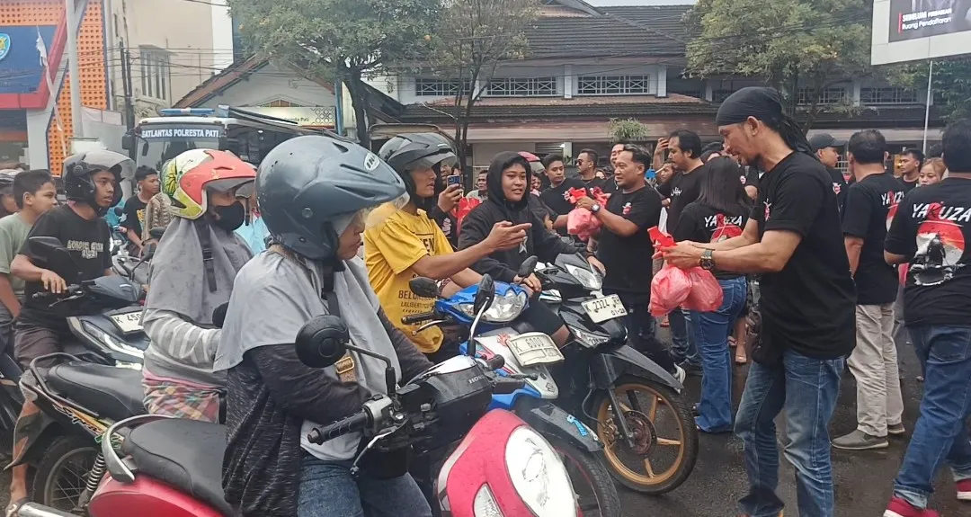 Foto: Yakuza Farm berbagi takjil di Simpang Lima Alun-alun Pati.(Portalljateng/Adm)