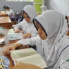 Foto: Siswi MTsN 1 Pati menyelesaikan Tadarus Al-Qur'an dengan tema "Tamara" Tadatus Bersama Ramadan".(Portalljateng/MTsN 1 Pati)