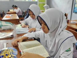 Foto: Siswi MTsN 1 Pati menyelesaikan Tadarus Al-Qur'an dengan tema "Tamara" Tadatus Bersama Ramadan".(Portalljateng/MTsN 1 Pati)