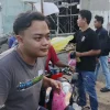 Foto: Ketua Yakuza Farm Pati, Nyaksu membagikan takjil kepada warga sekitar Desa Gembong, Kabupaten Pati.(Portalljateng/Adm)
