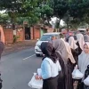 Foto: MTsN 2 Pati, pembagian takjil pengguna jalan yang melintas di lapangan sepak bola Desa Sidomukti, Kecamatan Margoyoso, Kabupaten Pati.(Portalljateng/Adm)