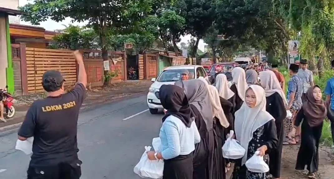 Foto: MTsN 2 Pati, pembagian takjil pengguna jalan yang melintas di lapangan sepak bola Desa Sidomukti, Kecamatan Margoyoso, Kabupaten Pati.(Portalljateng/Adm)