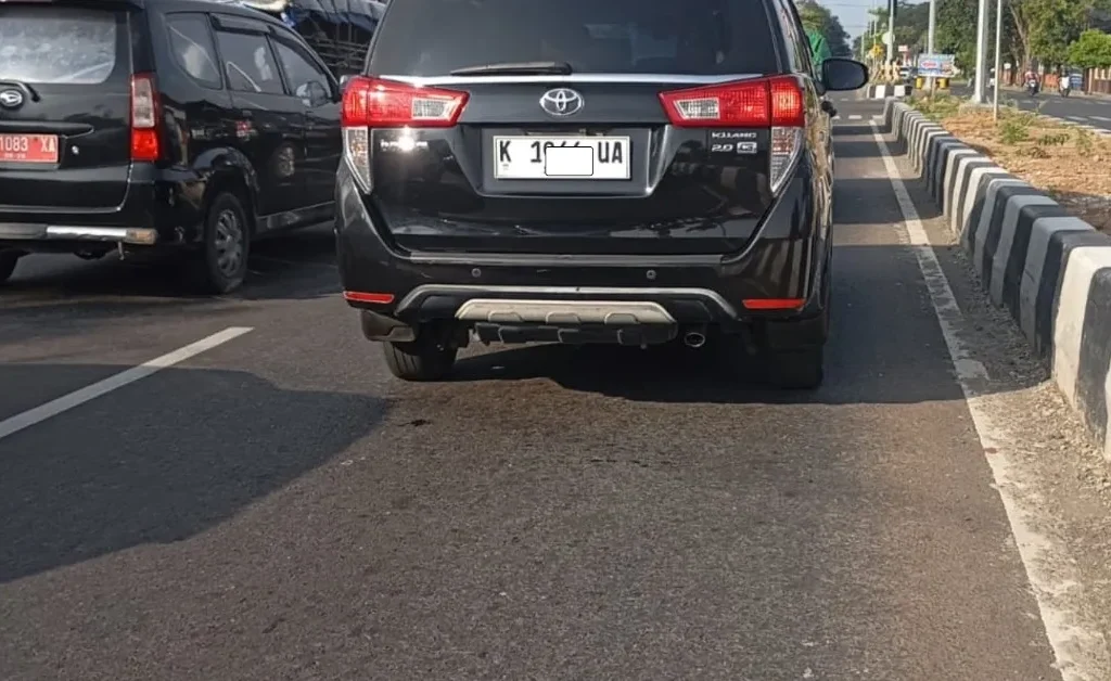 Foto: Diduga Tanda Nomor Kendaraan Bermotor (TNKB) oprasional Dinas Perdagangan dan Perindustrian Kabupaten Pati, menggunakan plat kendaraan tidak sesuai dengan spesifikasi atau jenis kendaraan.(Portalljateng/Adm)