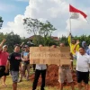 Foto: Masyarakat Desa Sukobubuk, Kecamatan Margorejo, Kabupaten Pati membentangkan penolakan pembangunan gedung.(Portalljateng/Sgh)